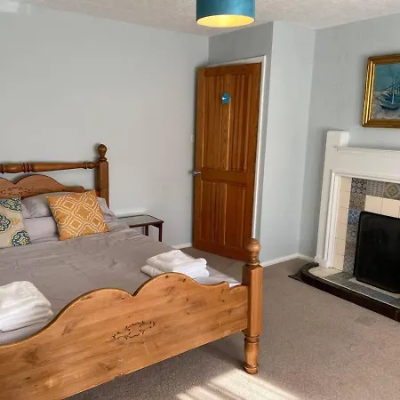3 Bed - Sleeps 5 - Pets - Parking - Wifi Scarborough