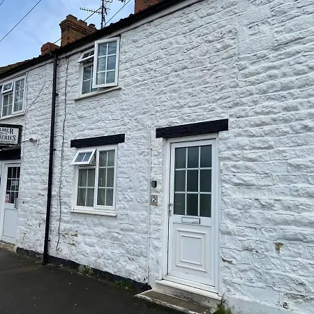 3 Bed - Sleeps 5 - Pets - Parking - Wifi