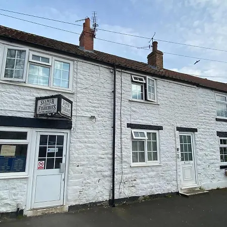 3 Bedroom Sleeps 5 Village Location * Scarborough