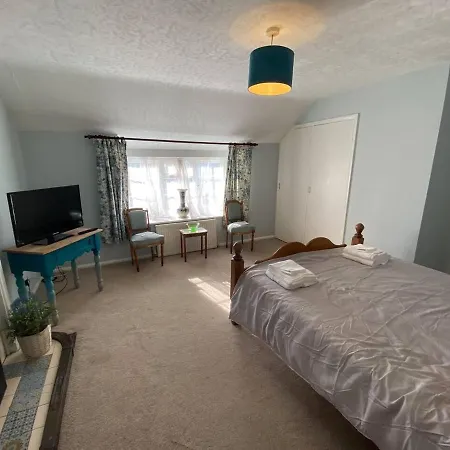 3 Bed - Sleeps 5 - Wifi - Pets - Parking Semesterbostad