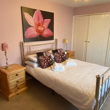 3 Bed - Sleeps 5 - Wifi - Pets - Parking *