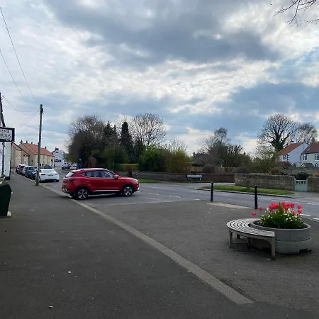 3 Bed - Sleeps 5 - Pets - Parking - Wifi *