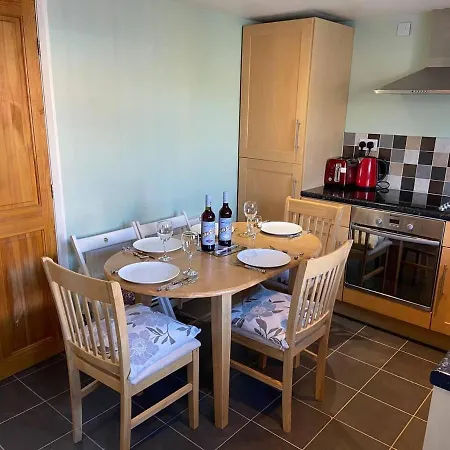 Semesterbostad 3 Bed - Sleeps 5 - Wifi - Pets - Parking